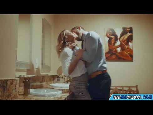 ❤️ Pe a faaosoosoina oe e se blonde busty i totonu o se faletaele lautele ❌ Pono Tulaga